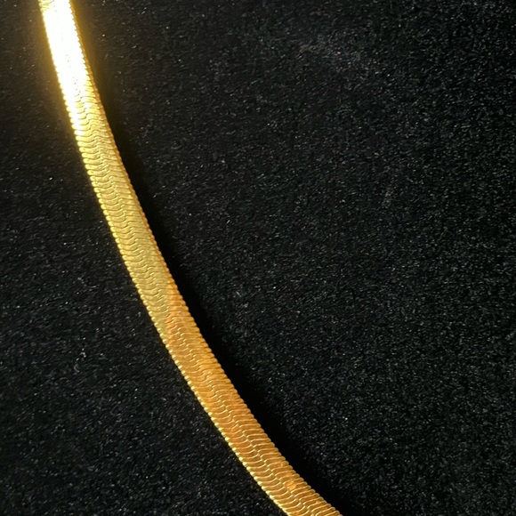 18” Gold Plated Herring Bone Necklace ✨ - Picture 5 of 9